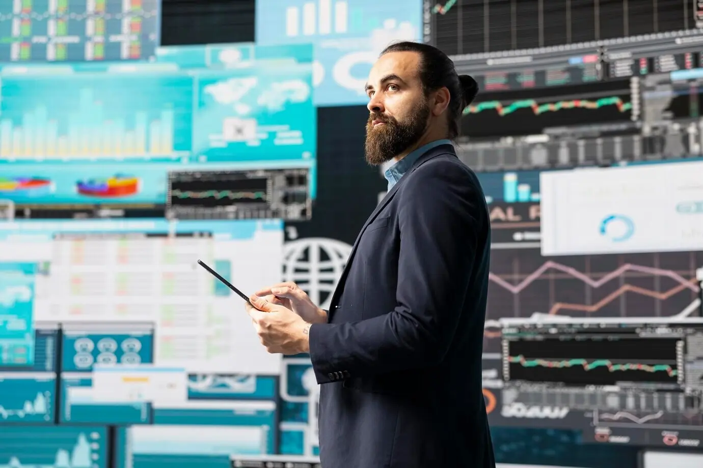 Концептуальное изображение, представляющее бизнесмена в цифровой среде.