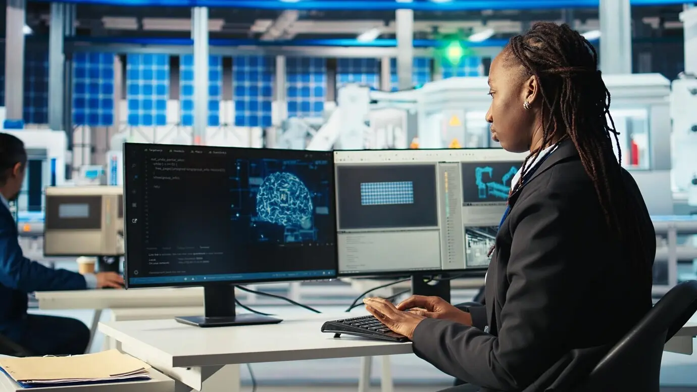 Программист фотовольтаического завода применяет искусственный интеллект для мониторинга производительности системы.