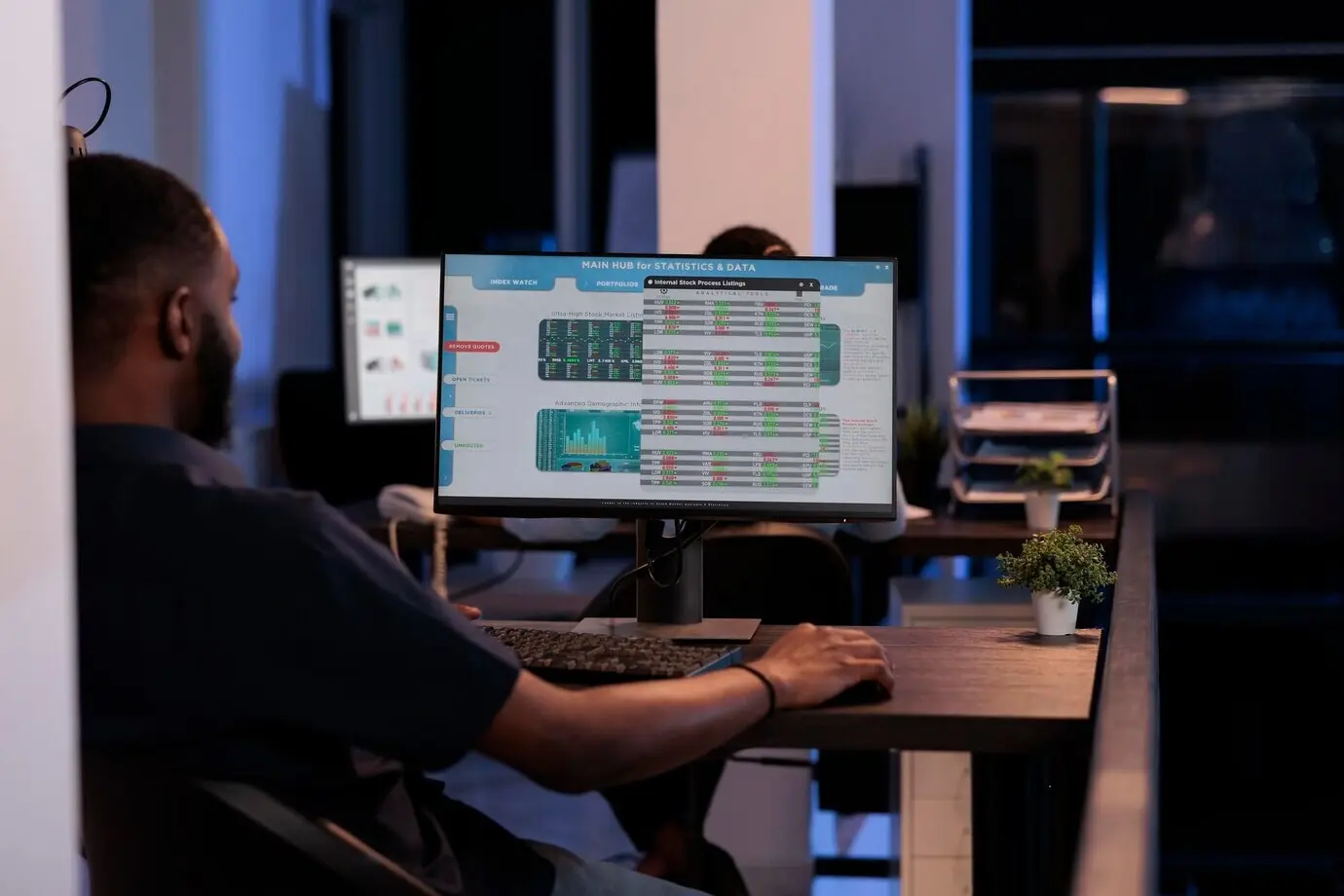 Финансовый брокер смотрит на статистику фондовой биржи; на экране компьютера — данные о глобальной торговле валютой и прибыли. Анализирует отчет по форекс в режиме реального времени, чтобы осуществить инвестицию хедж-фонда.